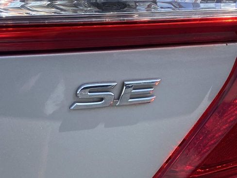 Used 2012 Toyota Camry SE w/ Leather Pkg FWD image 11