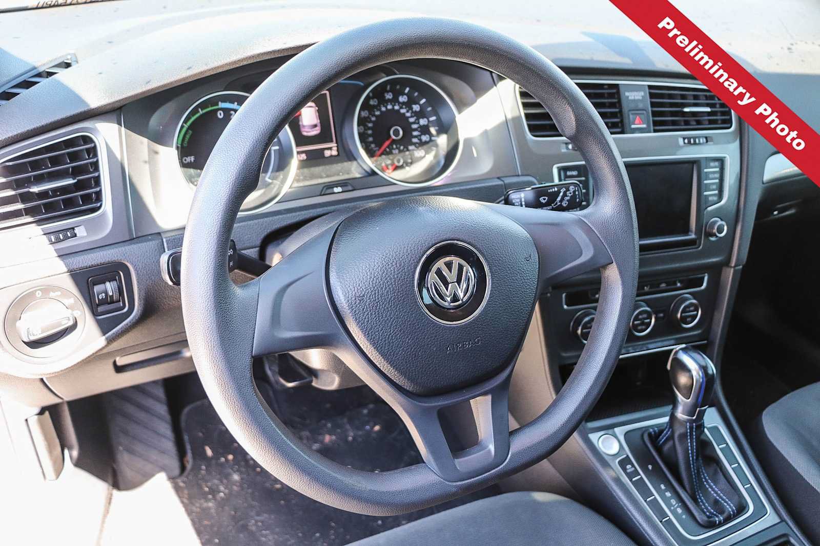 Used 2016 Volkswagen e-Golf SE FWD image 17