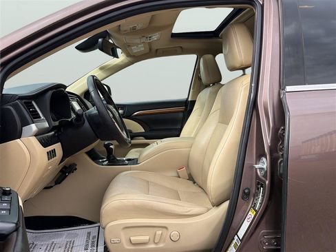 Used 2017 Toyota Highlander AWD V6 image 13