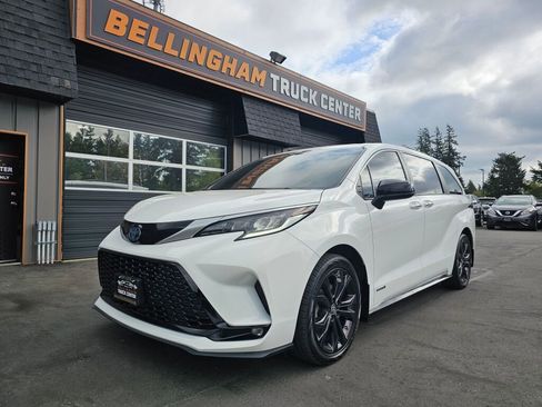 Used 2021 Toyota Sienna XSE FWD image 1