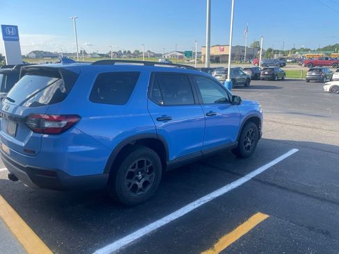 Used 2025 Honda Pilot TrailSport image 8