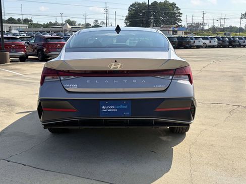Certified 2025 Hyundai Elantra Limited FWD image 3