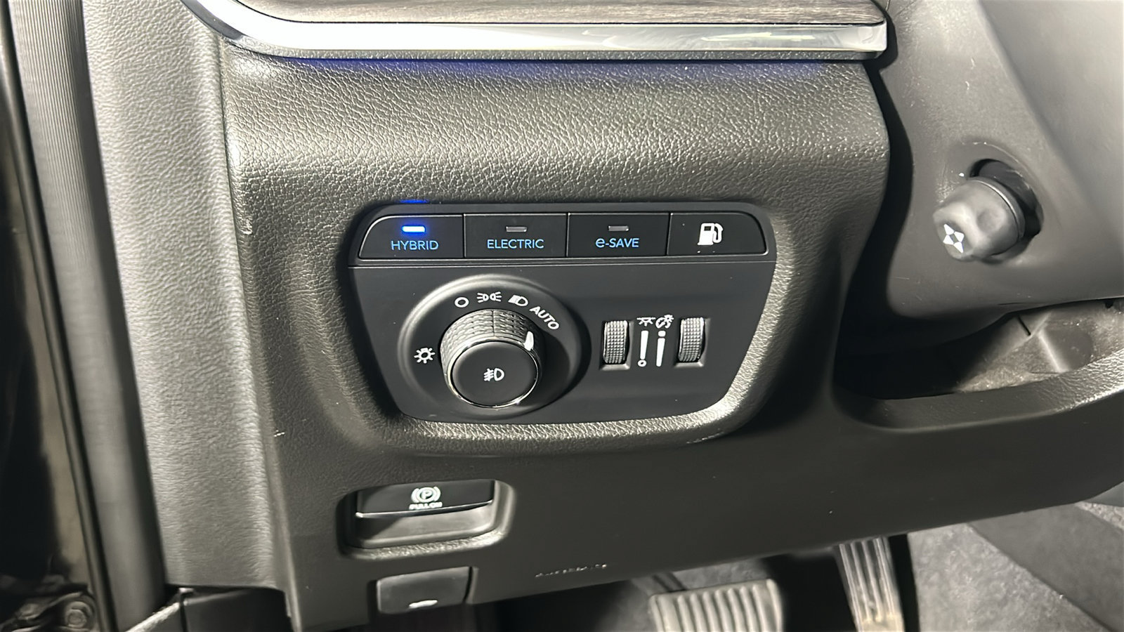 Used 2023 Jeep Grand Cherokee Overland w/ Luxury Tech Group IV AWD/4WD image 23