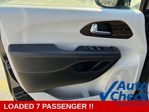 Used 2024 Chrysler Pacifica Limited FWD image 24