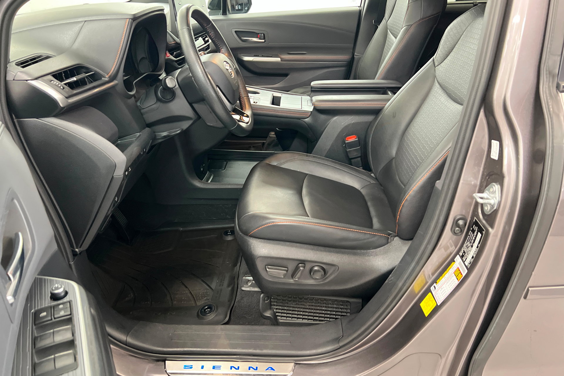 Used 2022 Toyota Sienna XSE w/ XSE Plus Package FWD image 18