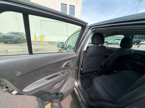 Used 2020 Chevrolet Trax LS FWD image 11