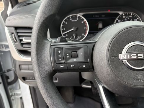 Used 2024 Nissan Rogue SV image 15