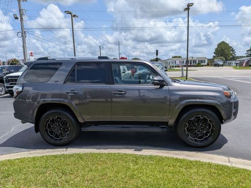 Used 2020 Toyota 4Runner SR5 Premium w/ Moonroof Package RWD image 4