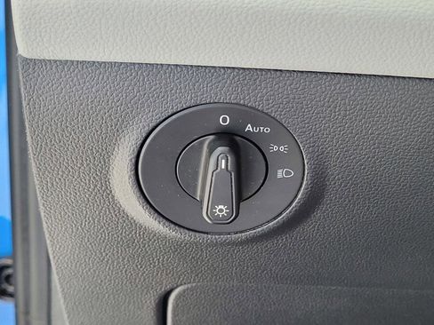 Used 2022 Volkswagen Taos SE w/ Panoramic Sunroof Package FWD image 16