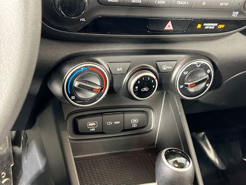 Used 2023 Hyundai Venue SE image 15