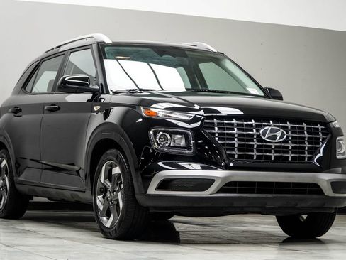 Used 2023 Hyundai Venue SEL FWD image 4