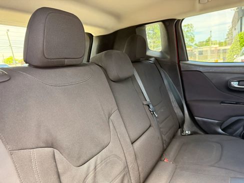 Used 2017 Jeep Renegade Altitude FWD image 21