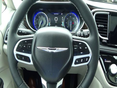 Certified 2024 Chrysler Pacifica Limited AWD/4WD image 24