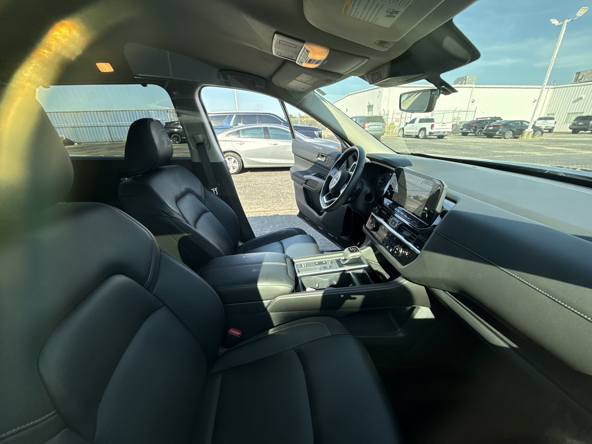 Used 2025 Nissan Pathfinder SL FWD image 14