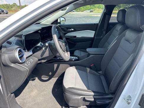 Used 2025 Chevrolet Trax LT FWD image 7