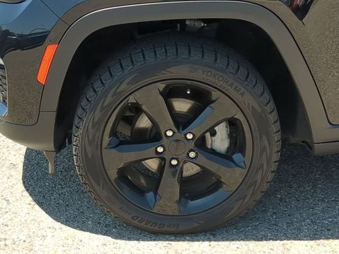 Used 2023 Jeep Grand Cherokee Limited w/ Luxury Tech Group II AWD/4WD image 14