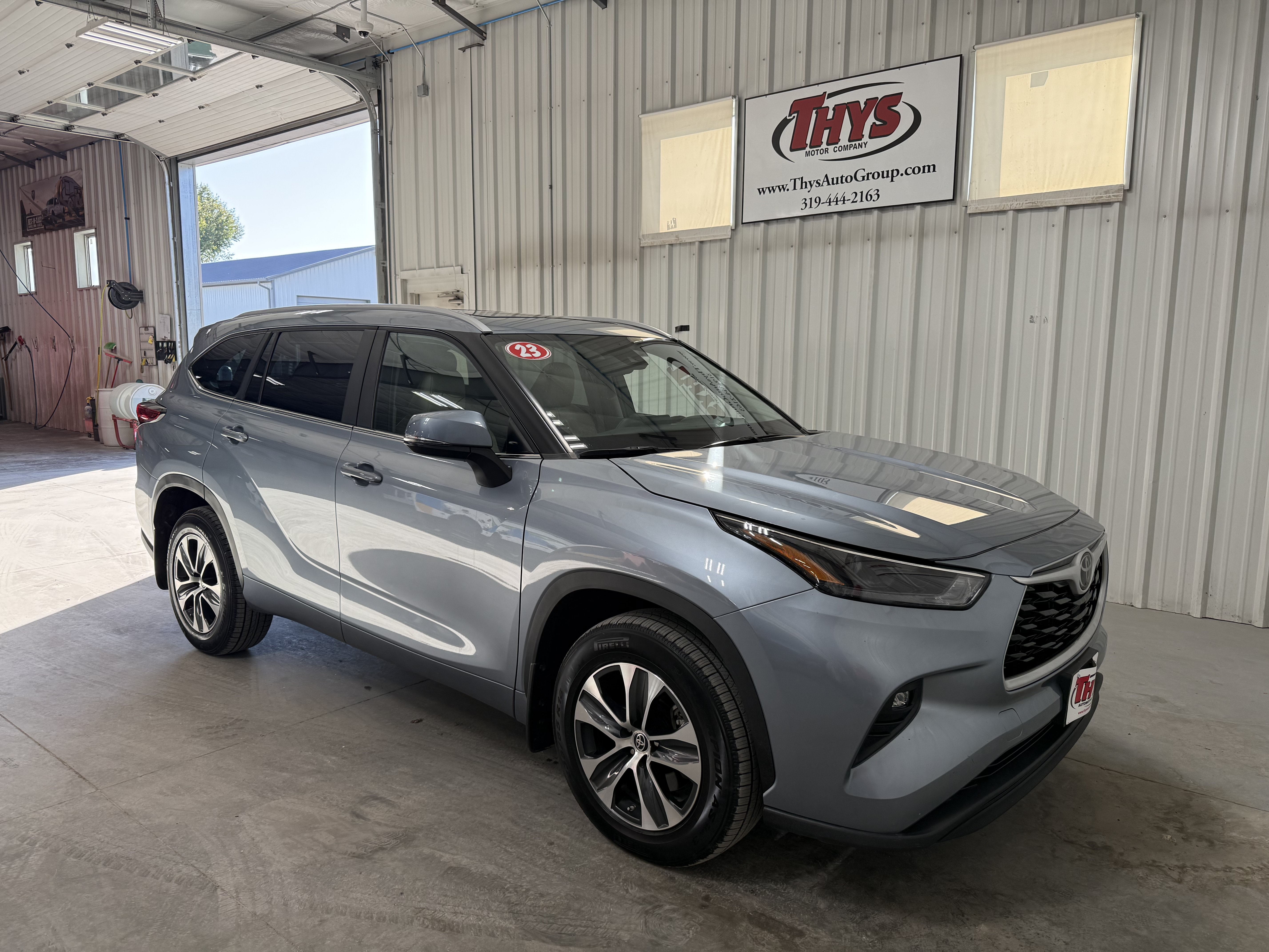 Used 2023 Toyota Highlander XLE AWD/4WD image 1