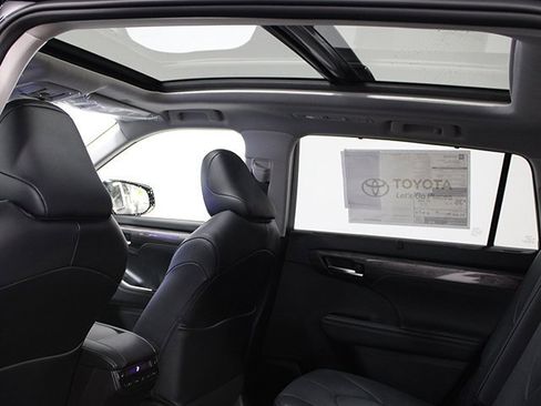 New 2026 Toyota Highlander Platinum image 4