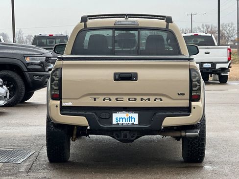 Used 2016 Toyota Tacoma TRD Off-Road image 4