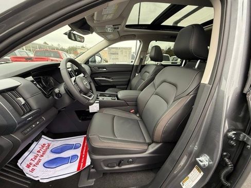 New 2025 Nissan Pathfinder SL w/ SL Premium Package image 12