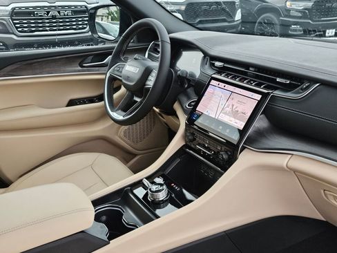 New 2025 Jeep Grand Cherokee L Limited image 11
