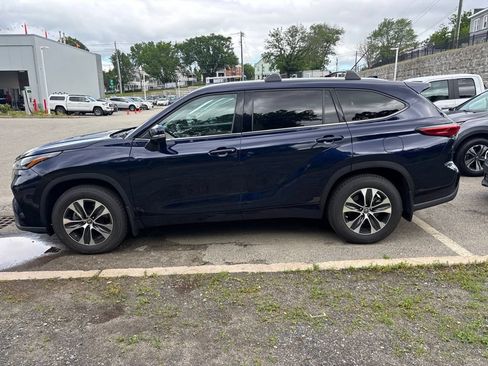 Used 2022 Toyota Highlander XLE AWD/4WD image 4