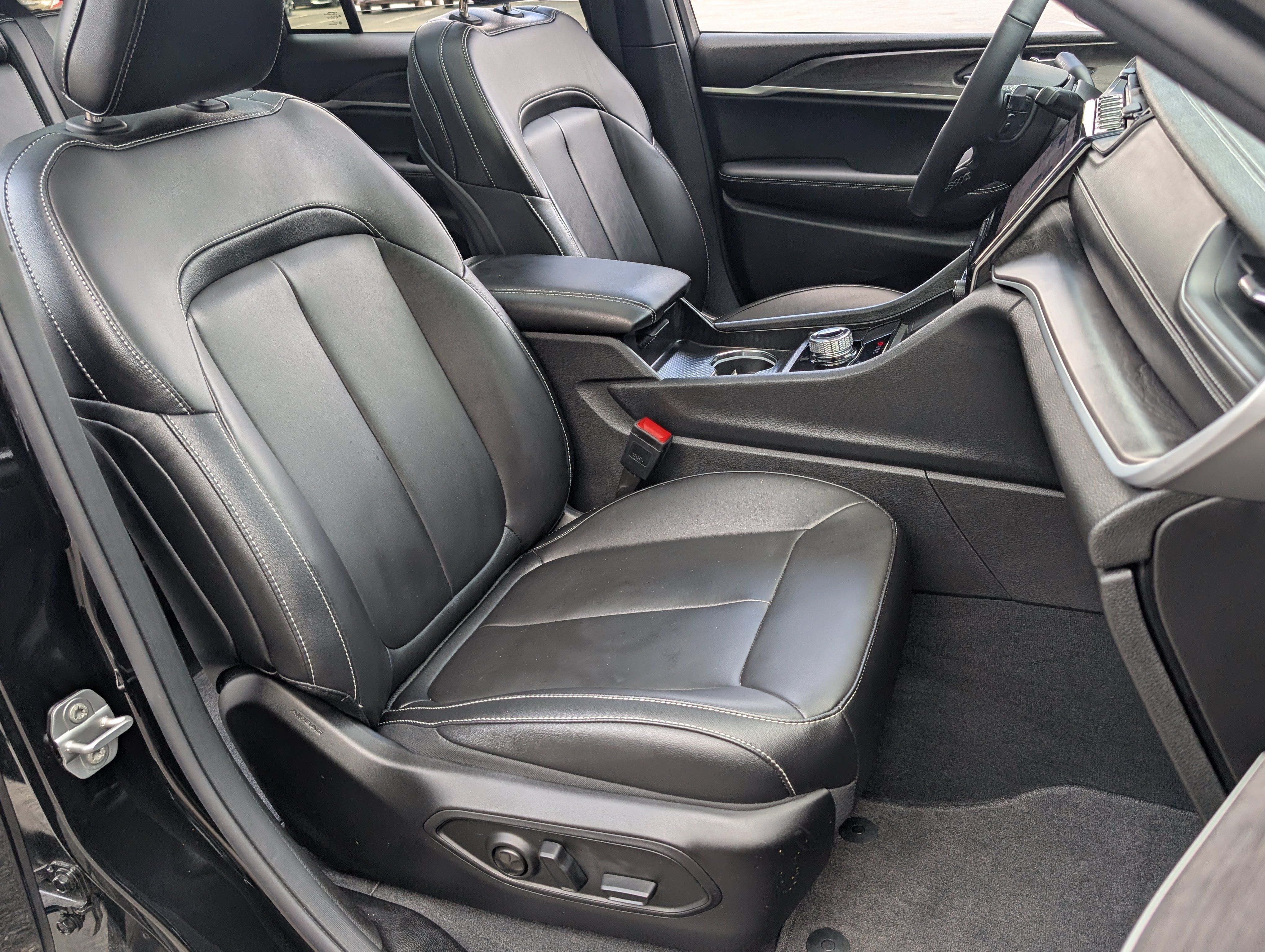 Used 2025 Jeep Grand Cherokee Limited w/ Black Appearance Package RWD image 22