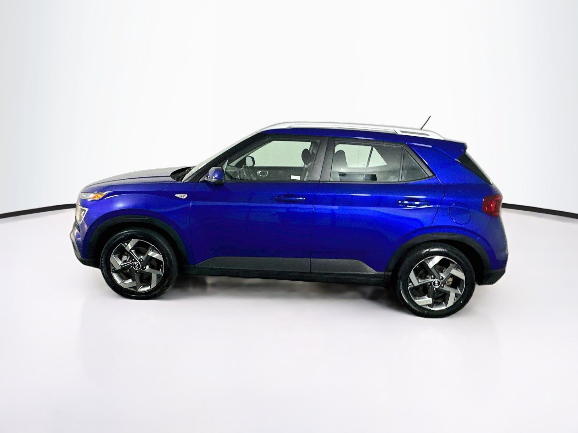 Used 2025 Hyundai Venue SEL FWD image 4