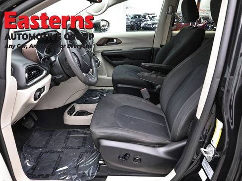 Used 2017 Chrysler Pacifica LX w/ Tire & Wheel Group FWD image 14