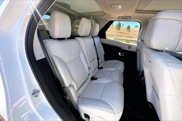 Used 2025 Land Rover Discovery Dynamic SE AWD/4WD image 24