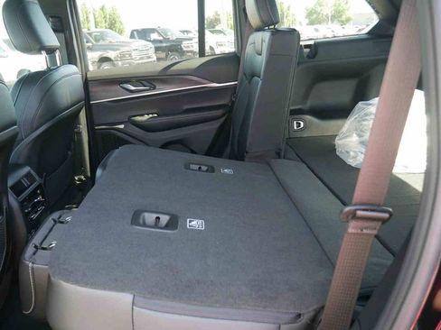 New 2025 Jeep Grand Cherokee Limited image 15