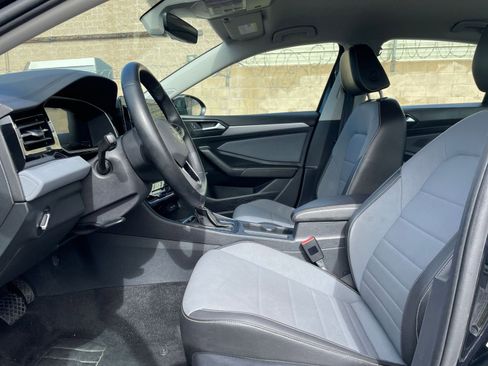 Used 2025 Volkswagen Jetta SE image 28