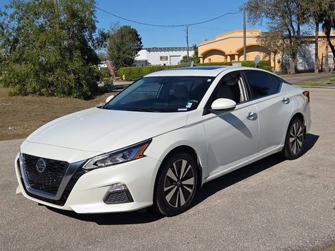 Used 2021 Nissan Altima 2.5 SV w/ SV Premium Package image 2