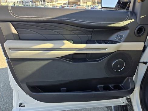 Used 2024 Ford Expedition Platinum image 19