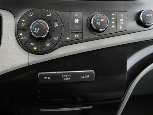 Used 2011 Toyota Sienna LE image 19