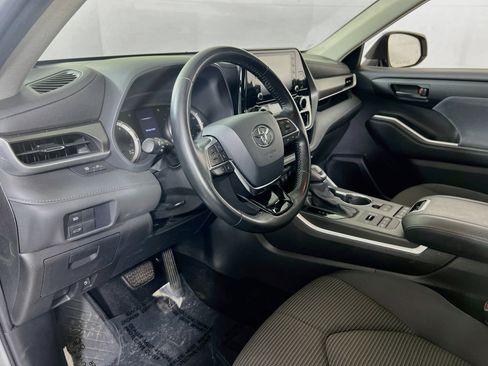 Used 2021 Toyota Highlander LE AWD/4WD image 9