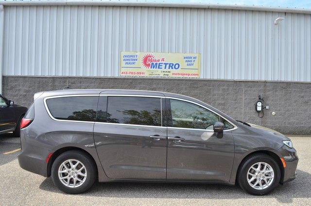 Used 2023 Chrysler Pacifica Touring-L FWD image 9