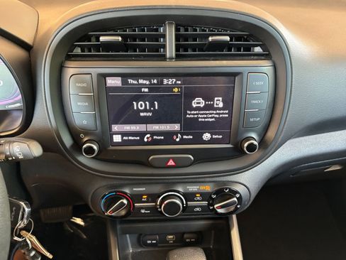 Used 2025 Kia Soul LX w/ LX Technology Package FWD image 17