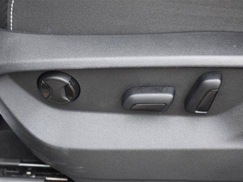 Used 2024 Volkswagen Atlas Cross Sport SE image 24