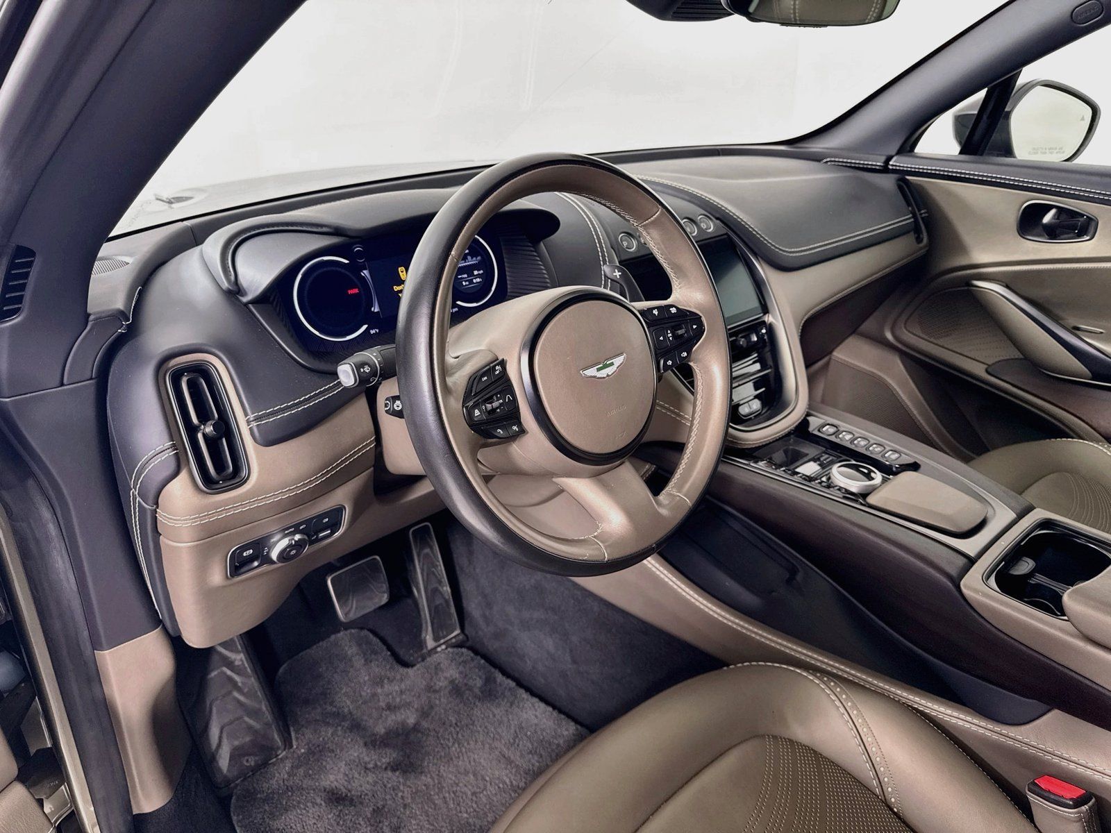 Used 2023 Aston Martin DBX AWD/4WD image 10