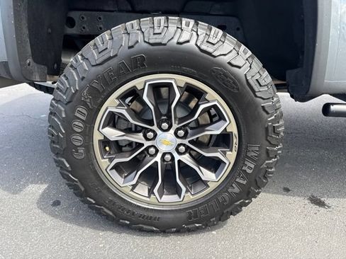 Used 2022 Chevrolet Colorado ZR2 AWD/4WD image 9