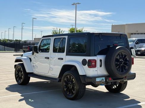 Used 2022 Jeep Wrangler Unlimited Sahara w/ Cold Weather Group AWD/4WD image 7