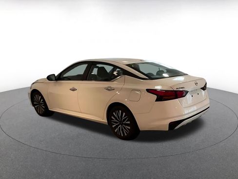 Used 2025 Nissan Altima 2.5 SV FWD image 9
