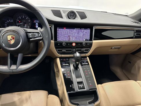 Certified 2025 Porsche Macan AWD/4WD image 27