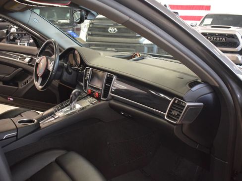 Used 2016 Porsche Panamera image 40