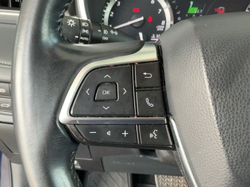 Used 2021 Toyota Highlander XLE AWD/4WD image 11