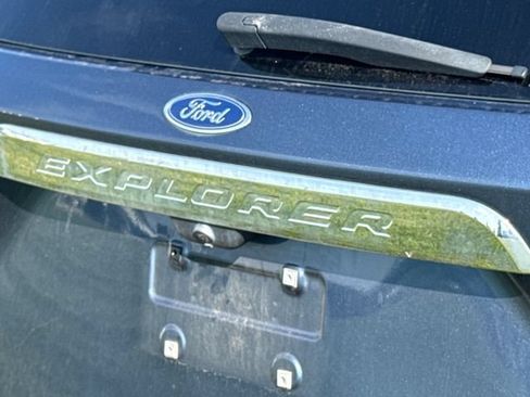 Used 2020 Ford Explorer XLT w/ Equipment Group 202A AWD/4WD image 14