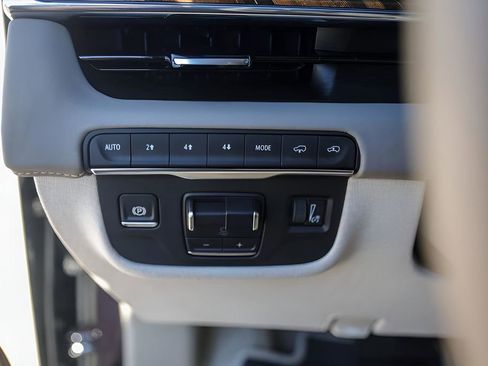 Certified 2024 Cadillac Escalade Premium Luxury Platinum w/ Heavy-Duty Trailer Package image 15