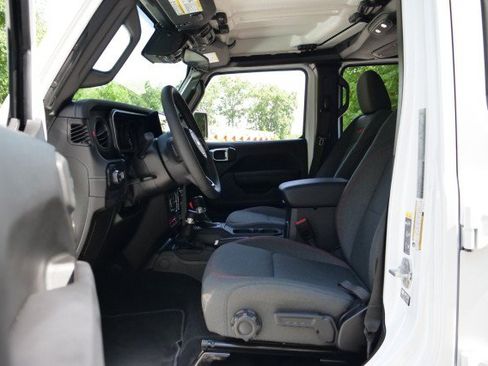 Used 2025 Jeep Gladiator Rubicon w/ Safety Group AWD/4WD image 24