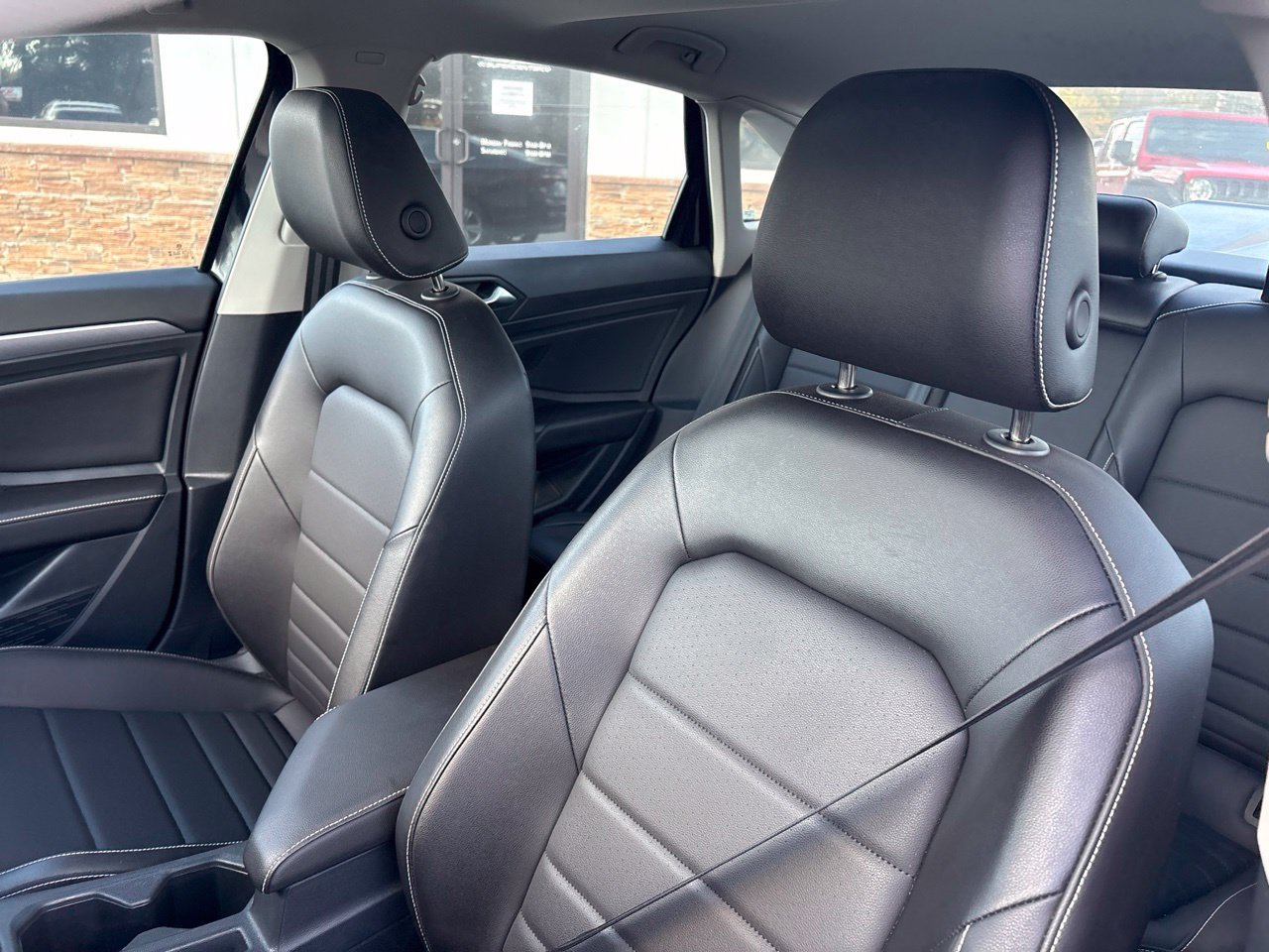 Used 2023 Volkswagen Jetta SE w/ Panoramic Sunroof Package FWD image 3